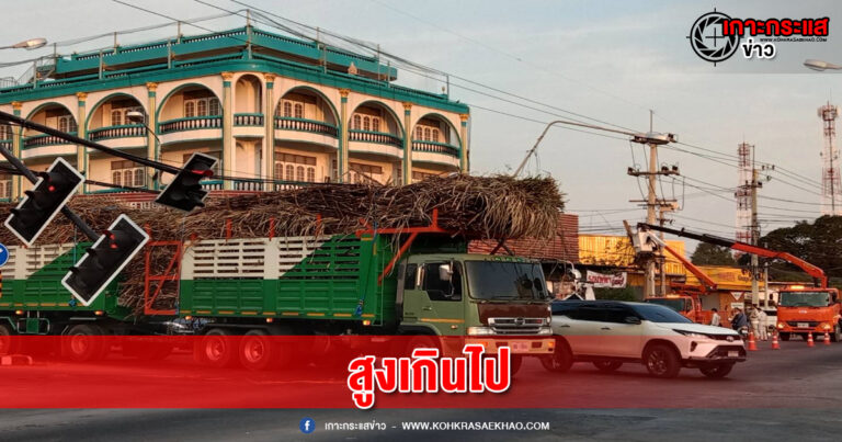 สุพรรณบุรี-ระทึก !!! รถบรรทุกอ้อยเกี่ยวสายเคเบิ้ลดึงเสาสัญญาณไฟจราจรล้ม ผวาไฟฟ้าช็อต