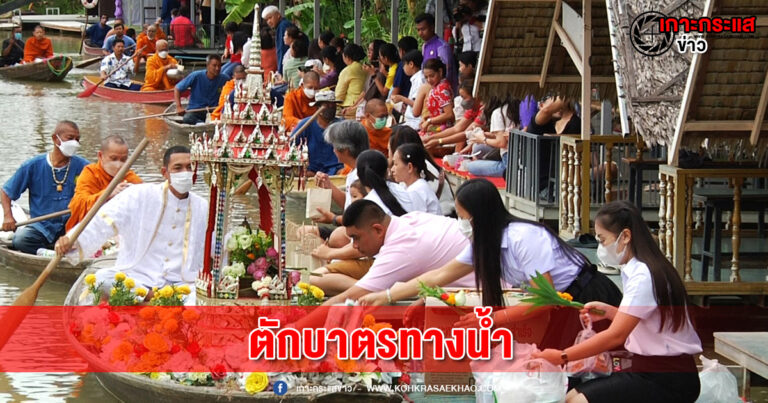 สุพรรณบุรี-วันหยุดสาธุชน นทท.แห่ตักบาตรทางน้ำสวนกล้วยคึกคัก